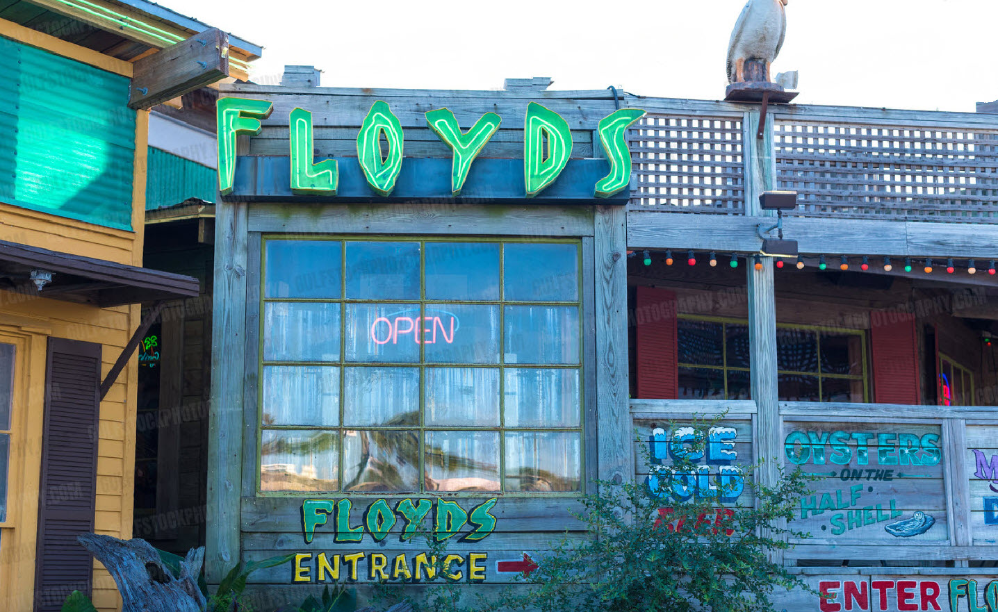 Floyd's Shrimp House entrance and signs